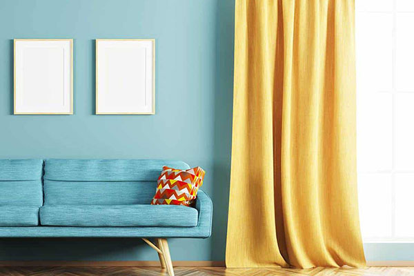 پرده زرد و بژ برای دیوار آبی رنگ
