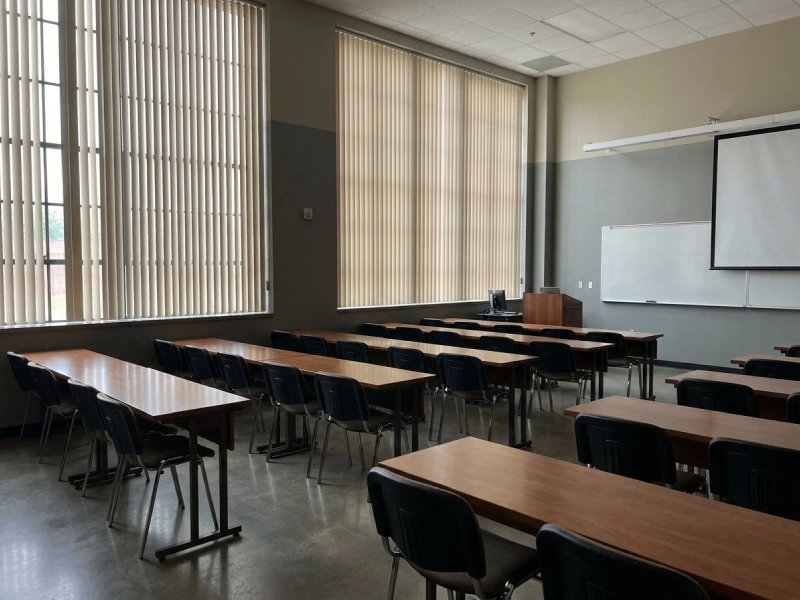 پرده عمودی لوردراپه در کلاس درس مدرسه با پنجره‌های بزرگ و کنترل دقیق نور