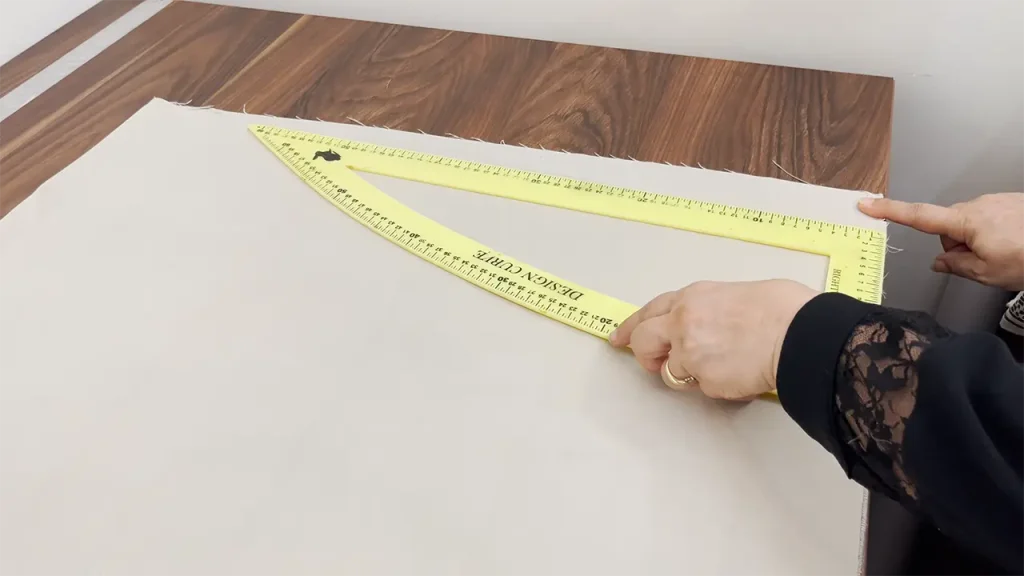 برش دقیق پارچه برای شروع دوخت پرده پانچ