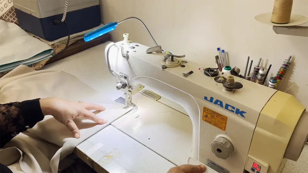 دوخت لبههای پارچه در مراحل دوخت پرده پانچ