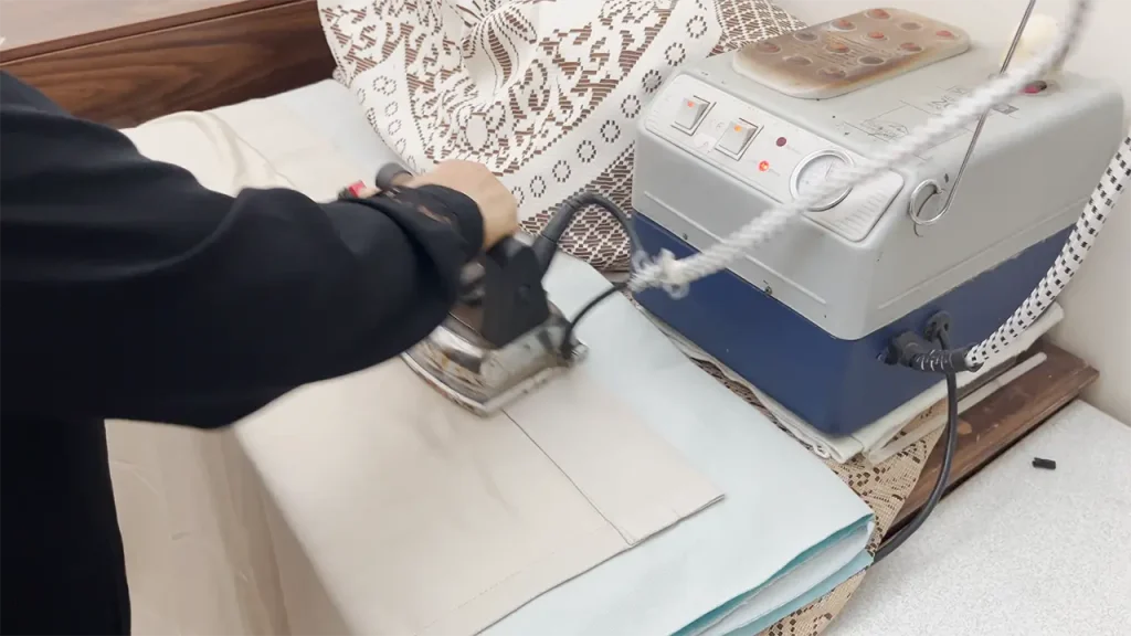 اتوکاری دقیق در مرحله نهایی دوخت پرده پانچ