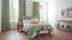 ست پرده و روتختی کلاسیک در اتاق خواب با هماهنگی رنگ‌ها