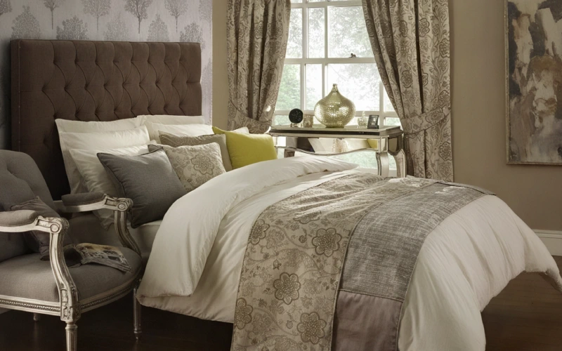 ترکیب پرده ساده و روتختی طرحدار در سبک مدرن و مینیمال