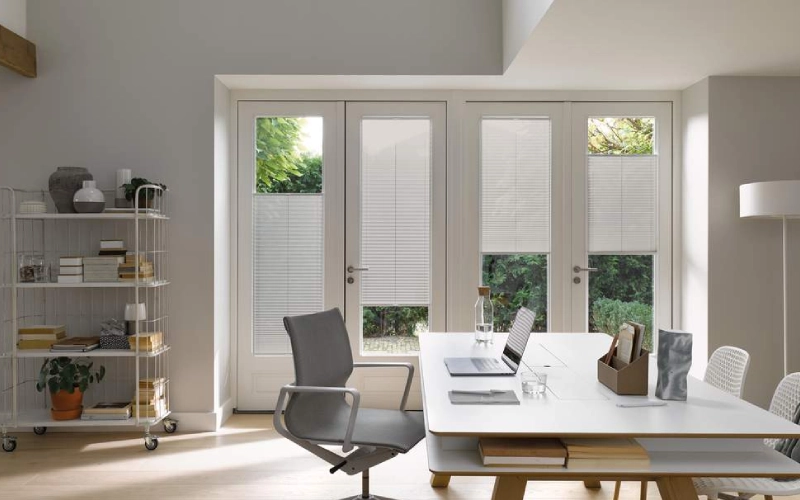 پرده پلیسه پشت دری برای اتاق مدیریت، مناسب ایجاد حریم خصوصی و طراحی شیک