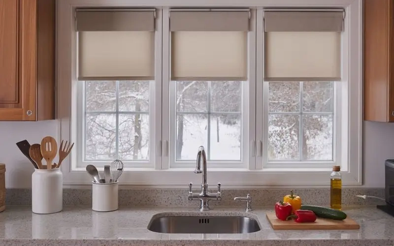 چه پردهای برای آشپزخانه کوچک مناسب است و فضای آشپزخانه را بزرگتر نشان میدهد