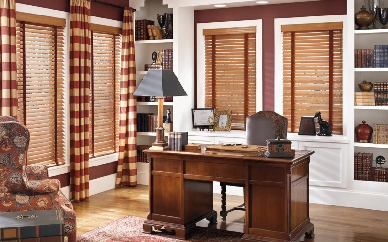 پرده کرکره چوبی برای اتاق مدیریت، گزینهای لوکس و حرفهای برای دفتر مدیر