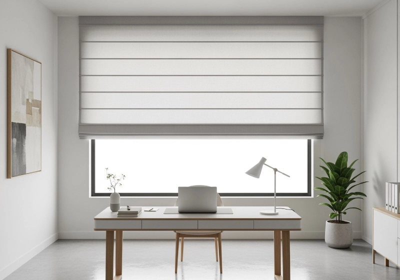 دفتر کار مینیمال با پرده رومن جمع شده مرتب و ظاهر مرتب و زیبا