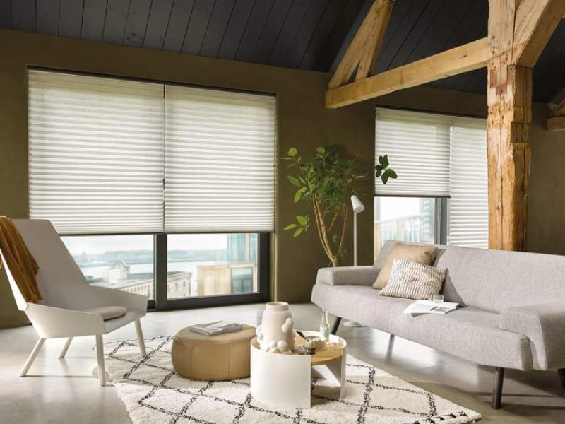 پرده پلیسه پشت دری برای فضاهای بزرگ، هماهنگ با دکوراسیون مدرن