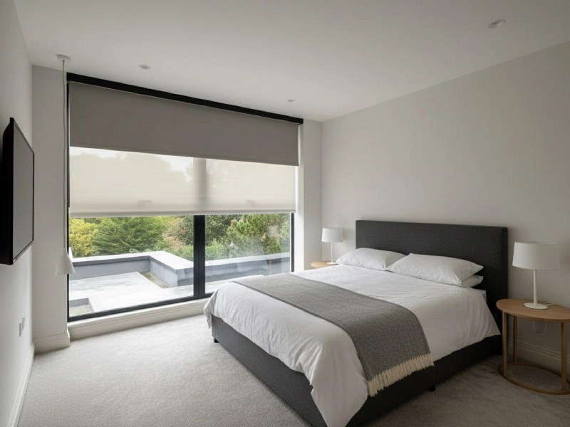 پرده شید شب و روز موتور دار در اتاق خواب، ایجاد آرامش و تنظیم کامل نور برای خواب راحت