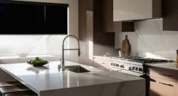 آشپزخانه مدرن با پرده شید بلک اوت، نور طبیعی زیاد و مناسب محیط‌های مرطوب