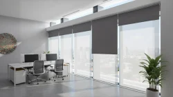 تصویر پرده شب و روز موتور دار در محیط اداری، مناسب برای کنترل آسان نور و افزایش بهره‌وری