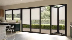 پرده پلیسه برای پنجره بزرگ نصب شده در اتاق نشیمن با نور طبیعی