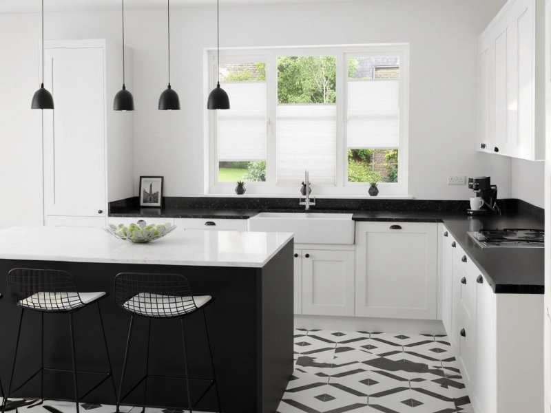 جزئیات نصب چسبی پرده پلیسه پشت دری و نحوه اتصال آن