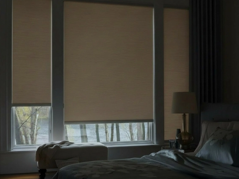 اتاق خواب با پرده شید بلک اوت و فضای تاریک و آرام