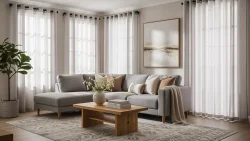 نمای یک پذیرایی مدرن با پنل‌های پرده پانچ، نور طبیعی از پنجره عبور می‌کند، مناسب دکوراسیون داخلی و چشم‌انداز واقعی