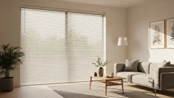 پرده کرکره هوشمند در پذیرایی مدرن، نور طبیعی از تیغه‌های قابل تنظیم عبور می‌کند