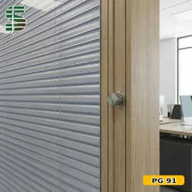 پرده کرکره ولومی داخل پارتیشن رنگ طوسی کم رنگ